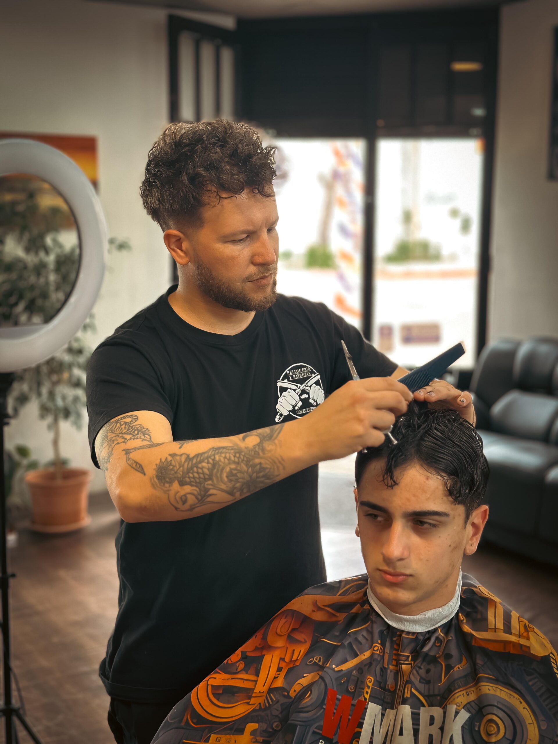 Ondas y color castaño con reflejos — Corte y Estilo Barbería